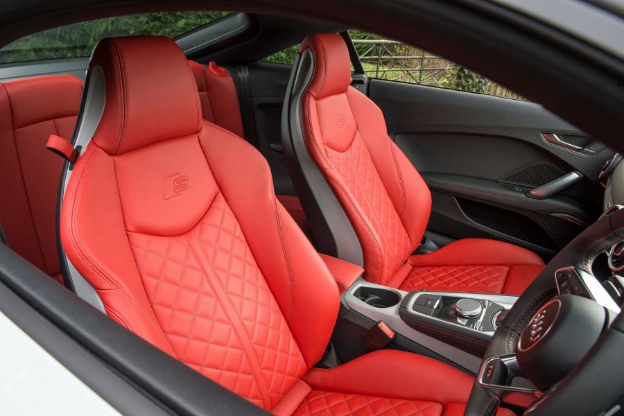 Интерьер Audi TTS Coupe (8S) 2015 года  (UK) (фото 19 из 22)